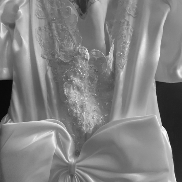 Pearl beaded wedding dress with  8 inch long train - Picture 1 of 4